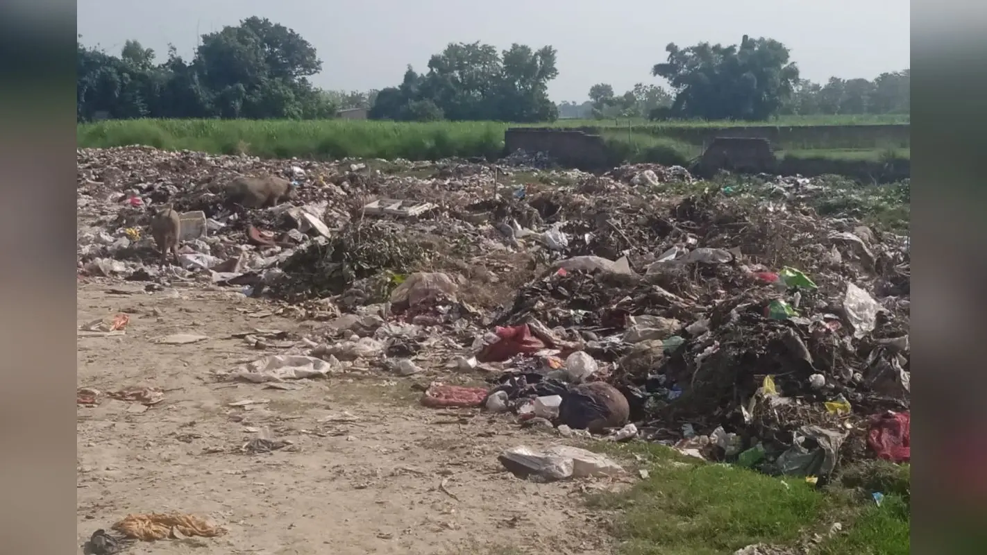 बगहा में 2 महीने से जल रहा कचरा, जहरीले धुएं से ग्रामीण बेहाल; एसडीएम से कार्रवाई की मांग
